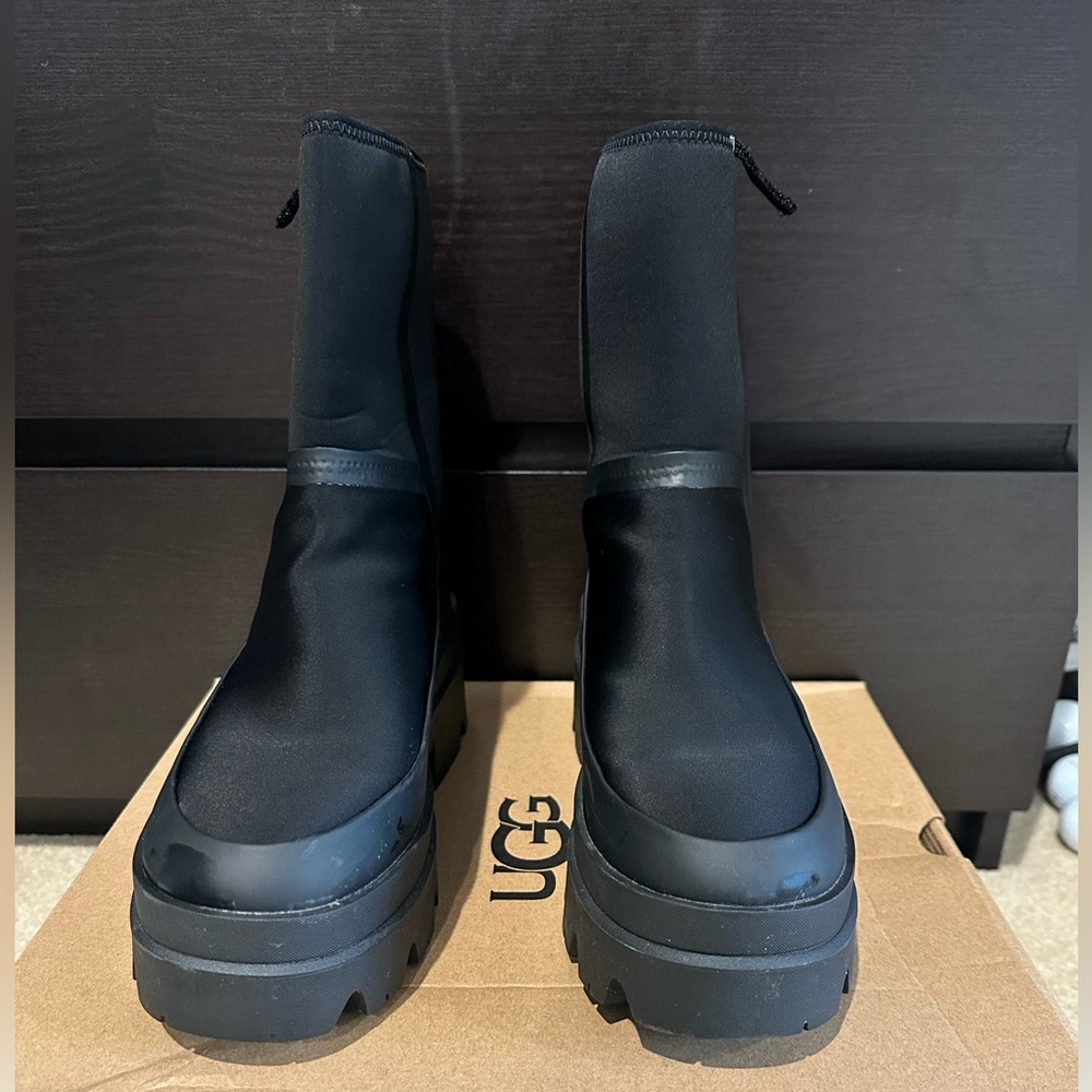 UGG Size 8 Brisbane Mid Bold Platform Boots